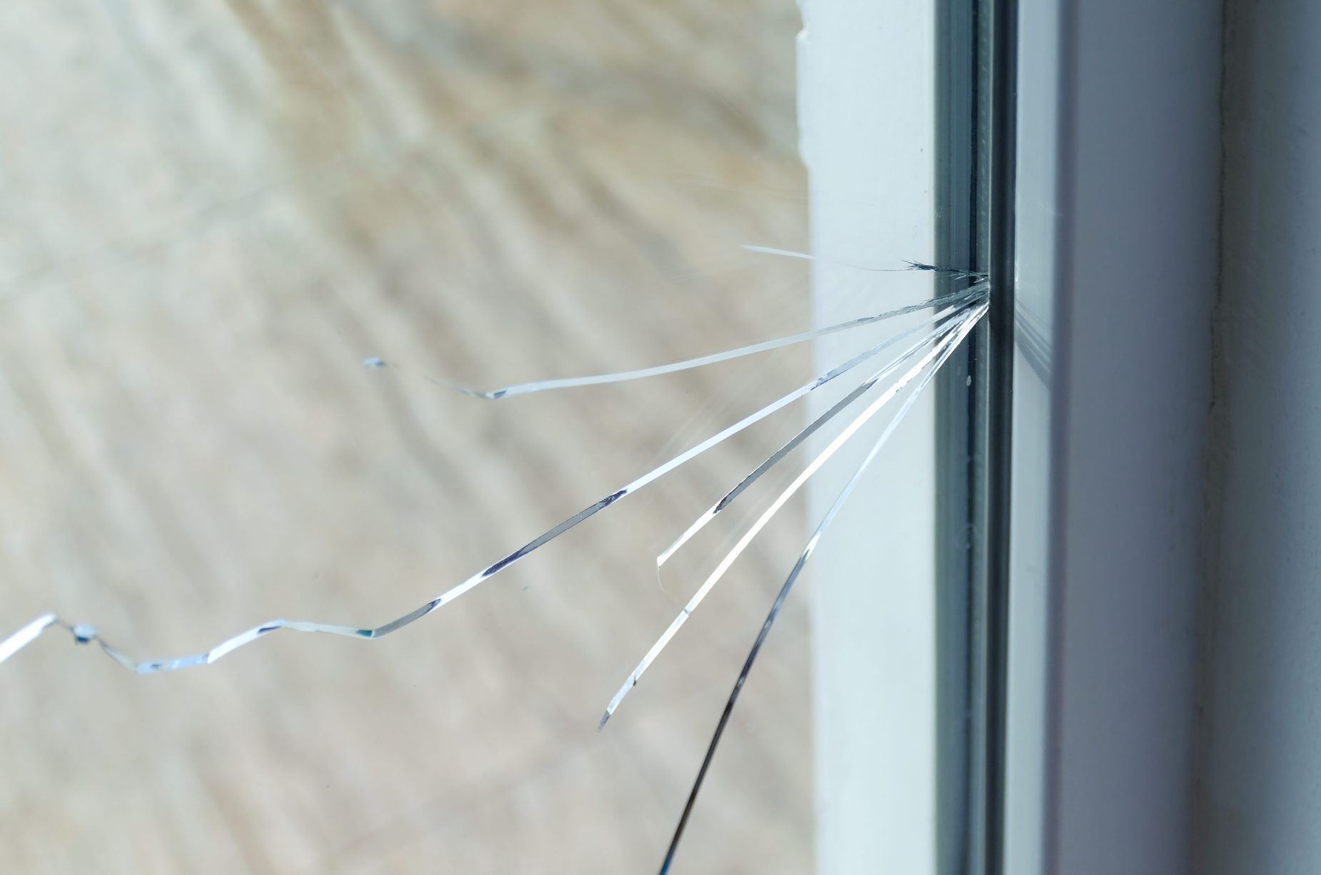 ¿Qué causa una grieta de estrés en una ventana?